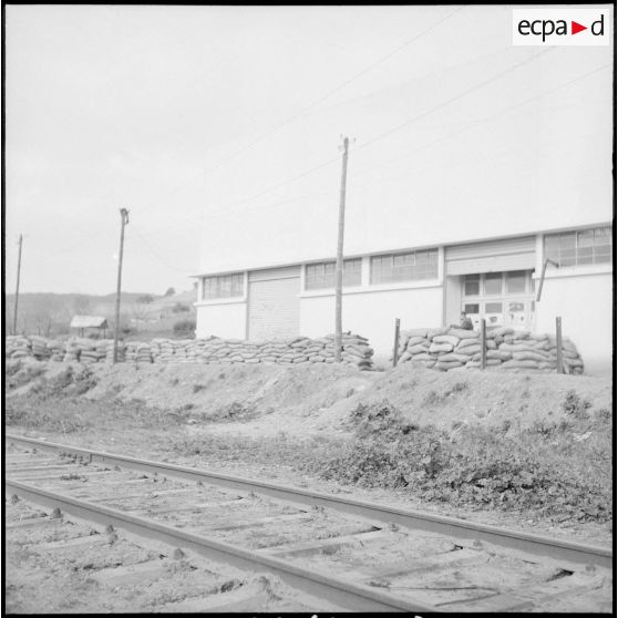 Activités diverses d'appelés dans une caserne à Menerville. [Description en cours]