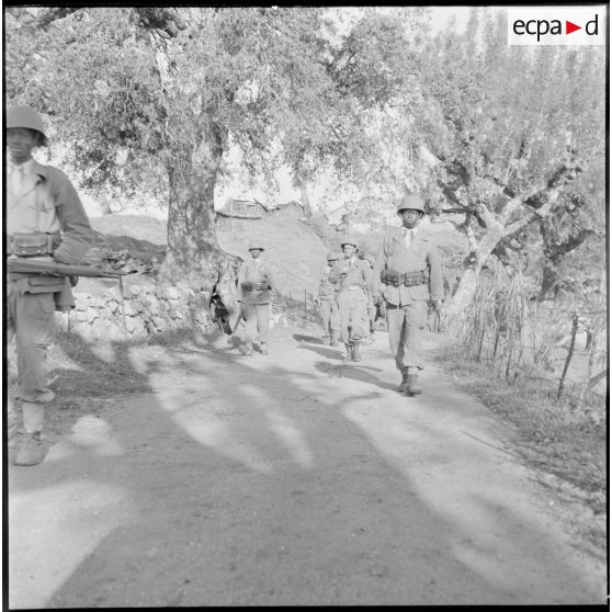 Le 2/13e RTS (2e bataillon du 13e régiment de tirailleurs sénégalais) en opération. [Description en cours]