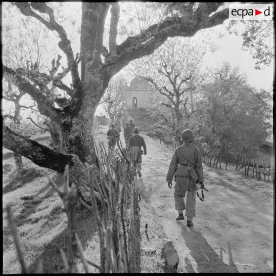 Le 2/13e RTS (2e bataillon du 13e régiment de tirailleurs sénégalais) en opération. [Description en cours]