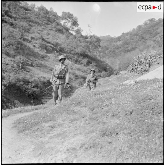 Le 2/13e RTS (2e bataillon du 13e régiment de tirailleurs sénégalais) en opération. [Description en cours]