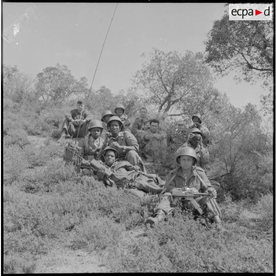 Le 2/13e RTS (2e bataillon du 13e régiment de tirailleurs sénégalais) en opération. [Description en cours]