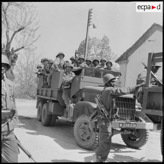 Le 2/13e RTS (2e bataillon du 13e régiment de tirailleurs sénégalais) en opération. [Description en cours]