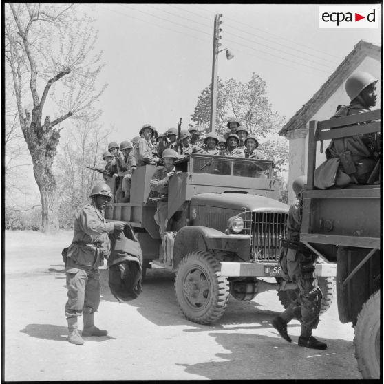 Le 2/13e RTS (2e bataillon du 13e régiment de tirailleurs sénégalais) en opération. [Description en cours]