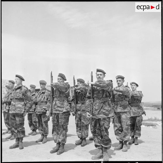 Vie quotidienne d'un escadron de reconnaissance. [Description en cours]