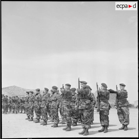 Vie quotidienne d'un escadron de reconnaissance. [Description en cours]