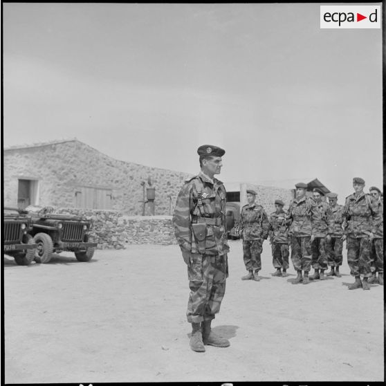 Vie quotidienne d'un escadron de reconnaissance. [Description en cours]