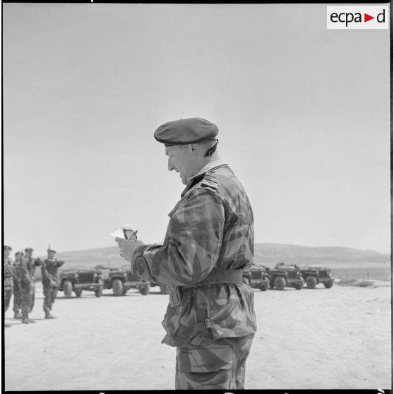 Vie quotidienne d'un escadron de reconnaissance. [Description en cours]