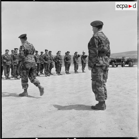 Vie quotidienne d'un escadron de reconnaissance. [Description en cours]