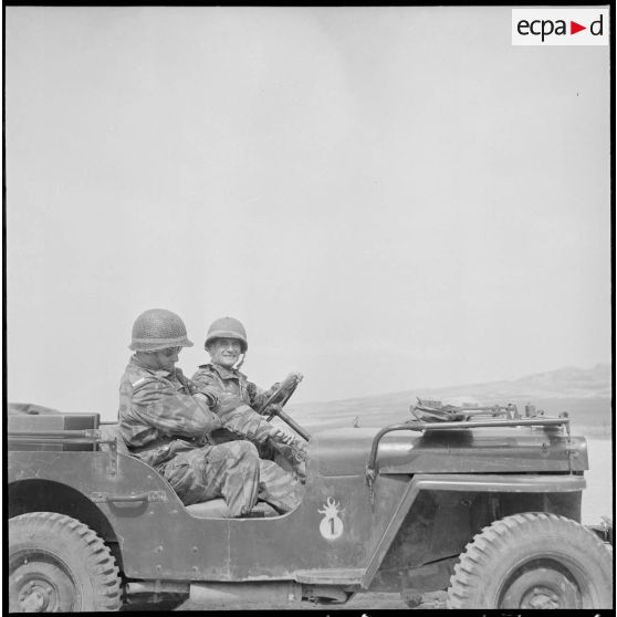 Vie quotidienne d'un escadron de reconnaissance. [Description en cours]