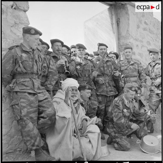 Vie quotidienne d'un escadron de reconnaissance. [Description en cours]