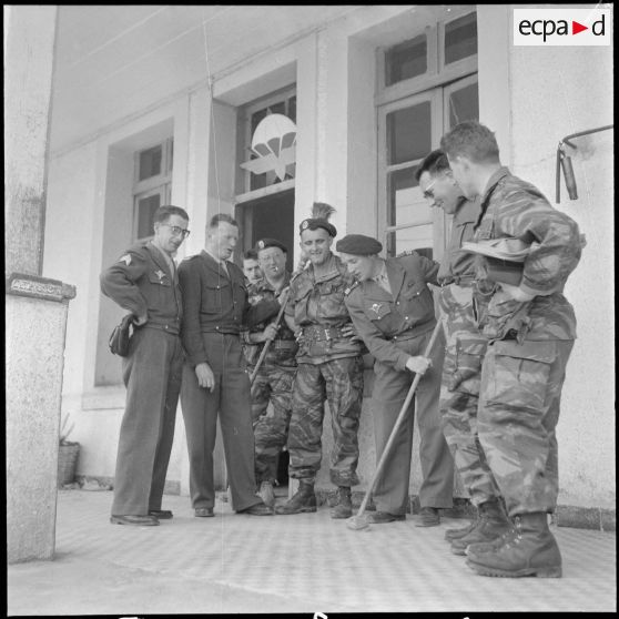 Vie quotidienne d'un escadron de reconnaissance. [Description en cours]