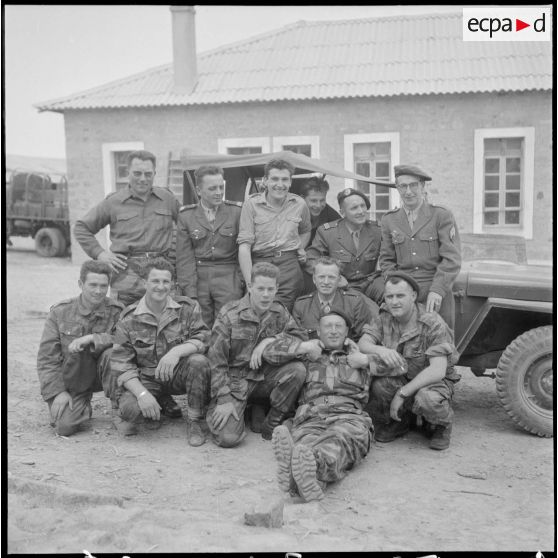 Vie quotidienne d'un escadron de reconnaissance. [Description en cours]