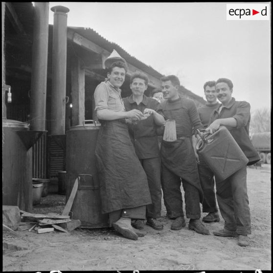 Vie quotidienne d'un escadron de reconnaissance. [Description en cours]