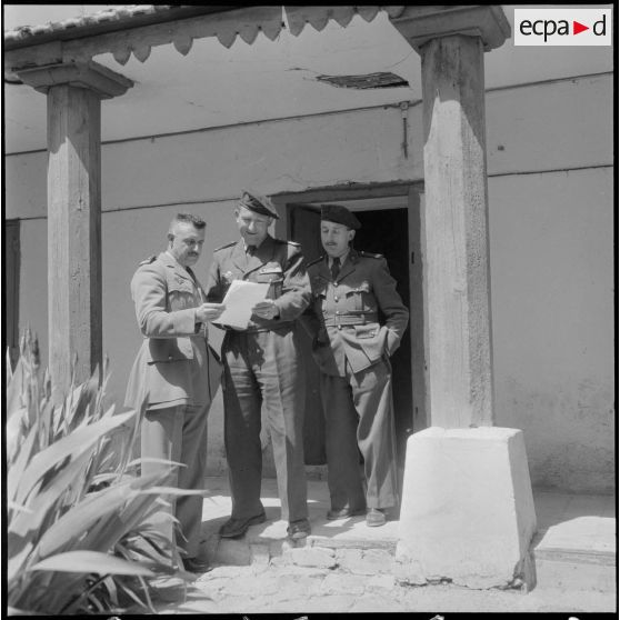 Vie quotidienne d'un escadron de reconnaissance. [Description en cours]