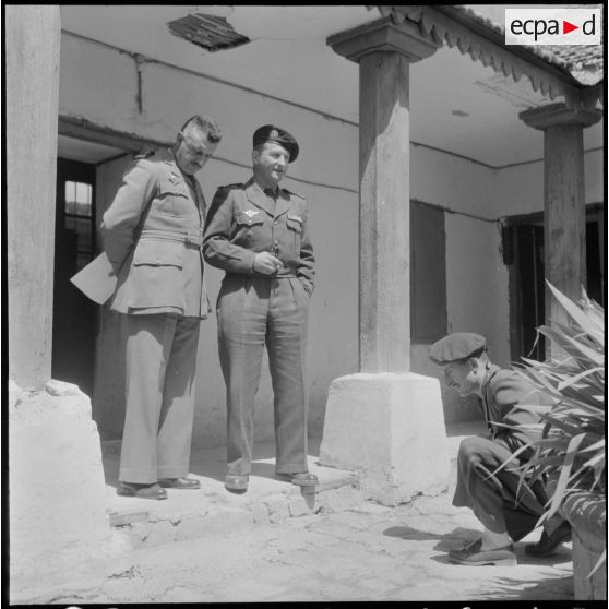 Vie quotidienne d'un escadron de reconnaissance. [Description en cours]