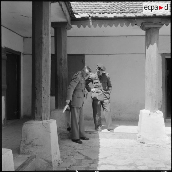 Vie quotidienne d'un escadron de reconnaissance. [Description en cours]