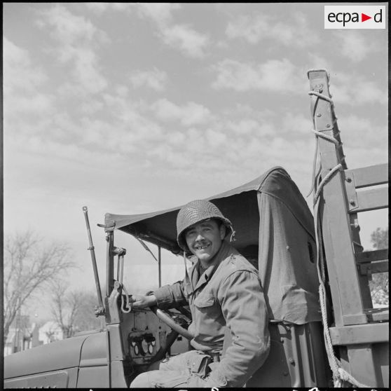 Travaux de la 403e CMRM, section auto-char à Oujda. [Description en cours]