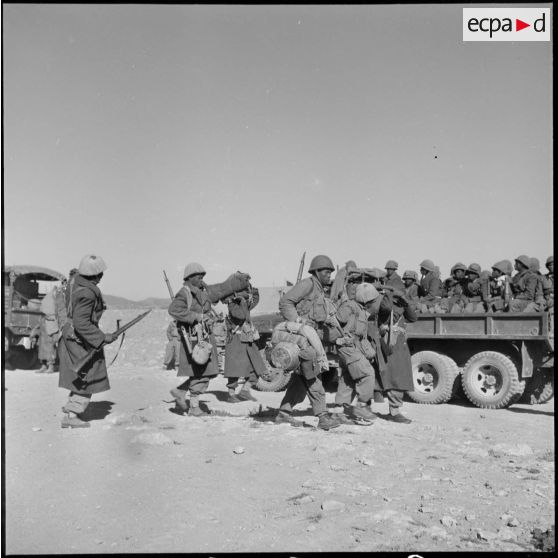 Travaux de la 403e CMRM, section auto-char à Oujda. [Description en cours]