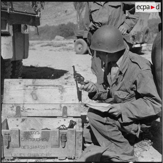 Travaux de la 403e CMRM, section auto-char à Oujda. [Description en cours]