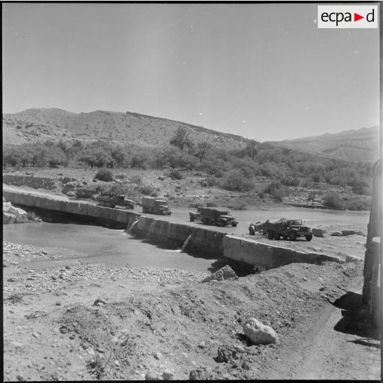 Travaux de la 403e CMRM, section auto-char à Oujda. [Description en cours]