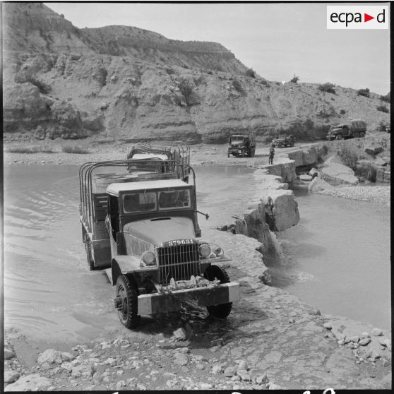 Travaux de la 403e CMRM, section auto-char à Oujda. [Description en cours]