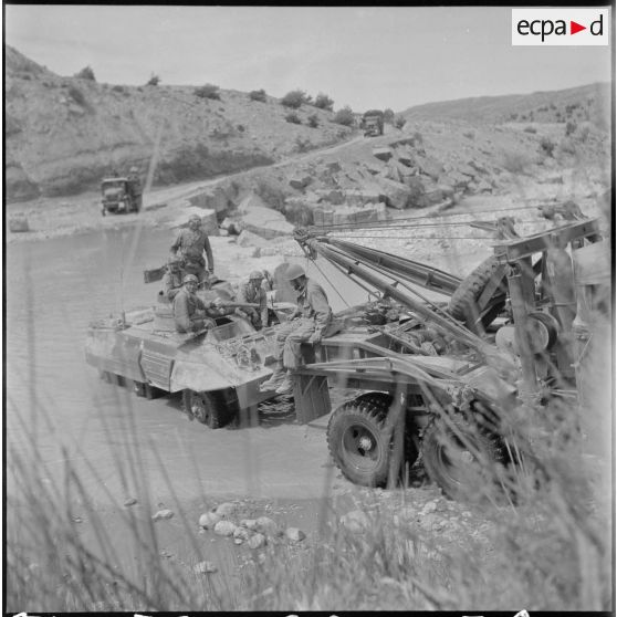 Travaux de la 403e CMRM, section auto-char à Oujda. [Description en cours]