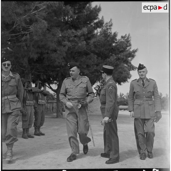 Prise d'armes dans la région de Tebessa. [Description en cours]