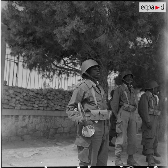 Prise d'armes dans la région de Tebessa. [Description en cours]