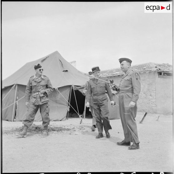Vie quotidienne des militaires stationnés dans la région de Tebessa. [Description en cours]