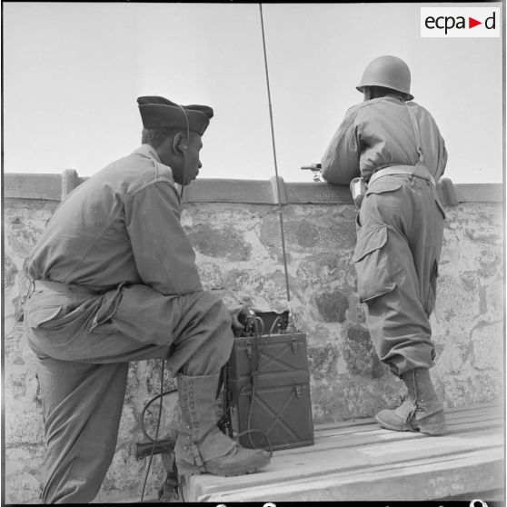 Vie quotidienne des militaires stationnés dans la région de Tebessa. [Description en cours]