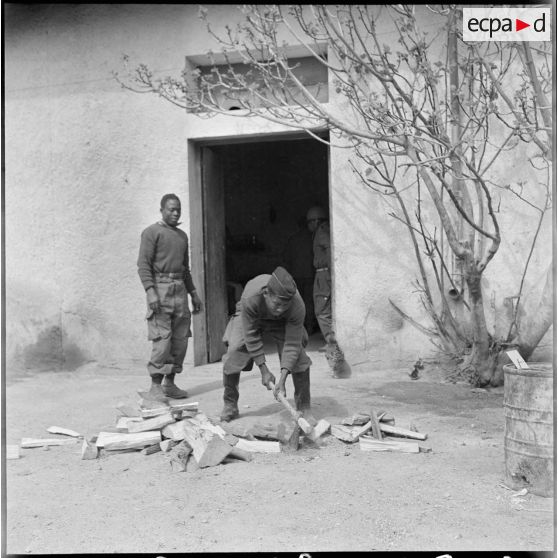 Vie quotidienne des militaires stationnés dans la région de Tebessa. [Description en cours]
