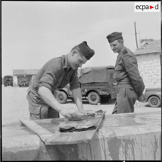 Vie quotidienne des militaires stationnés dans la région de Tebessa. [Description en cours]