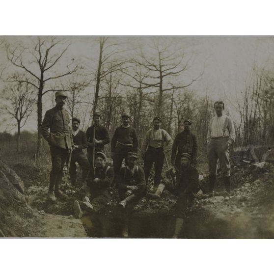 Construction d'un gourbi près de l'auberge St Pierre. [légende d'origine]