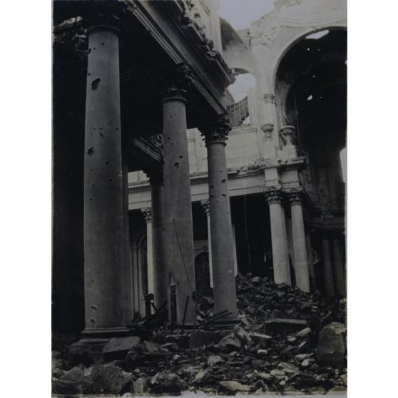Arras. Cathédrale. Partie de la nef centrale, pris du haut [illisible], décombres côté de l'autel. [légende d'origine]