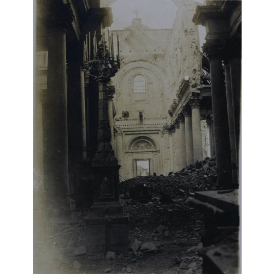 Arras. Cathédrale. L'entrée principale vue de l'autel. [légende d'origine]