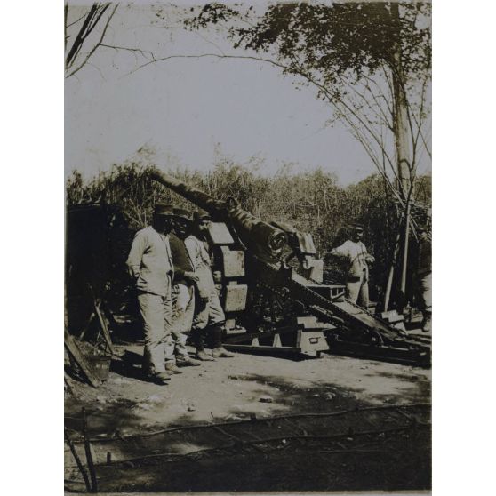 [Pièce d'artillerie de 155 mm avec ses artilleurs].