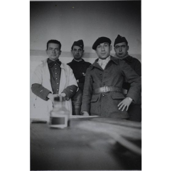 [Photographie de groupe de la 17e section d'infirmiers militaires de Toulouse en intérieur].