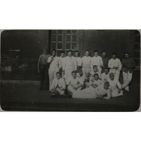 [Photographie d'un groupe de militaires].