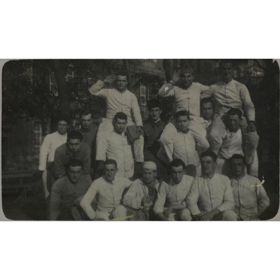 [Photographie d'un groupe de militaires].