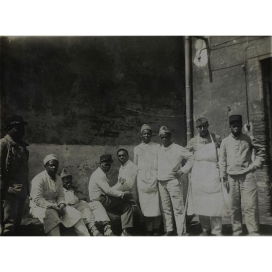 [Photographie de groupe de militaires parmi lesquels figurent des tirailleurs sénégalais].