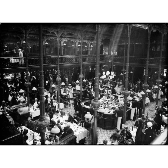 Déjeuner des musiciens anglais au Restaurant Duval, rue Montesquieu, Paris. [légende d'origine]