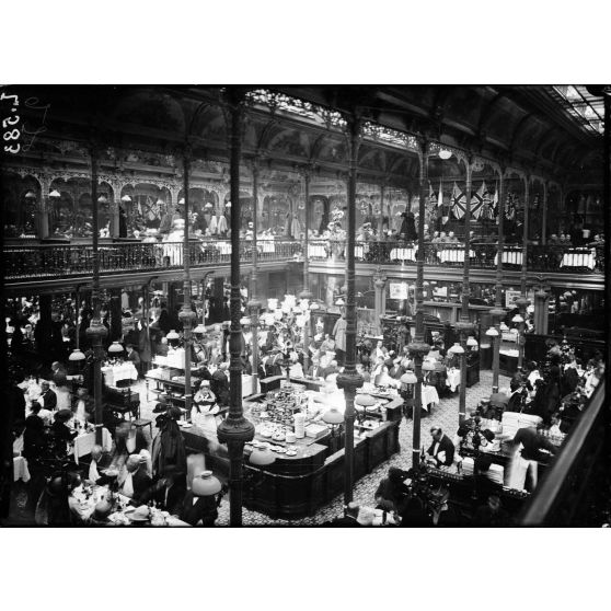 Déjeuner des musiciens anglais au Restaurant Duval, rue Montesquieu, Paris. [légende d'origine]