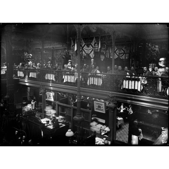 Déjeuner des musiciens anglais au Restaurant Duval, rue Montesquieu, Paris. [légende d'origine]