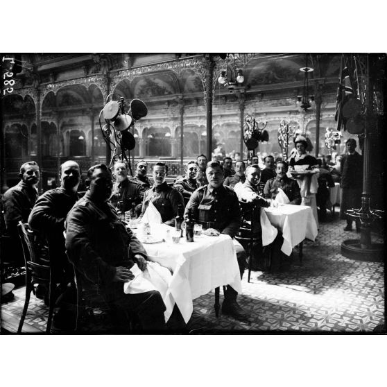 Déjeuner des musiciens anglais au Restaurant Duval, rue Montesquieu, Paris. [légende d'origine]