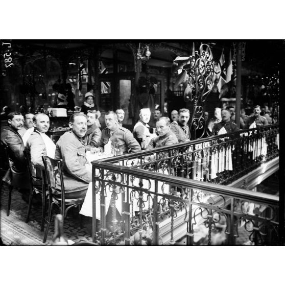 Déjeuner des musiciens anglais au Restaurant Duval, rue Montesquieu, Paris. [légende d'origine]