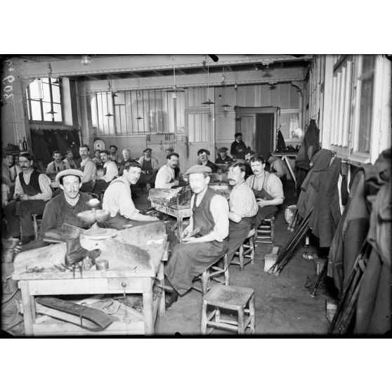 Paris. 28 Quai de la Rapée. Centre de rééducation des mutilés. Atelier des cordonniers. [légende d'origine]