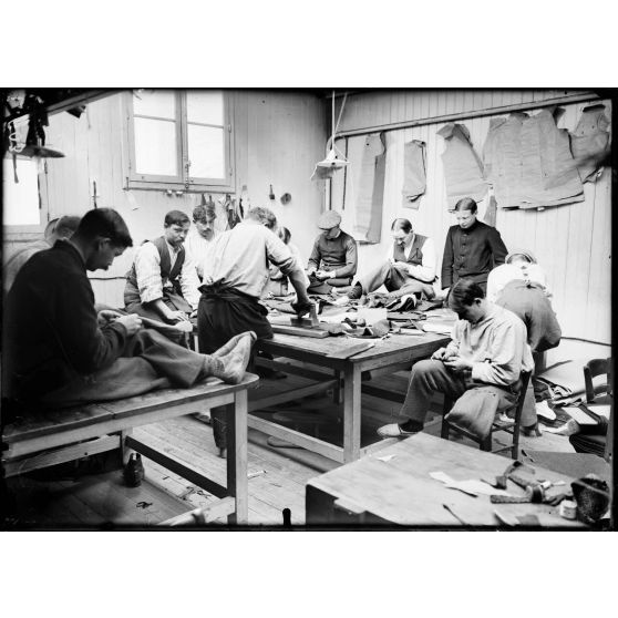 Paris. 28 Quai de la Rapée. Centre de rééducation des mutilés. Atelier des tailleurs. [légende d'origine]