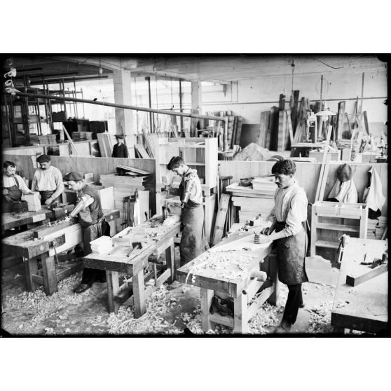 Paris. Rue de la Durance. Ecole professionnelle pour mutilés. Atelier de menuiserie. Amputés munis de bras artificiels. [légende d'origine]