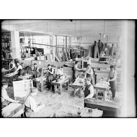 Paris. Rue de la Durance. Ecole professionnelle pour mutilés. Atelier de menuiserie. Amputés munis de bras artificiels. [légende d'origine]