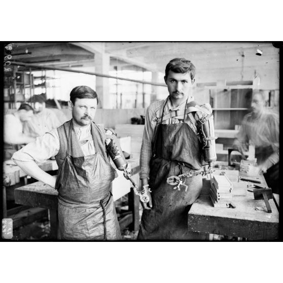 Paris. Rue de la Durance. Ecole professionnelle pour mutilés. Amputés munis de bras artificiels. [légende d'origine]